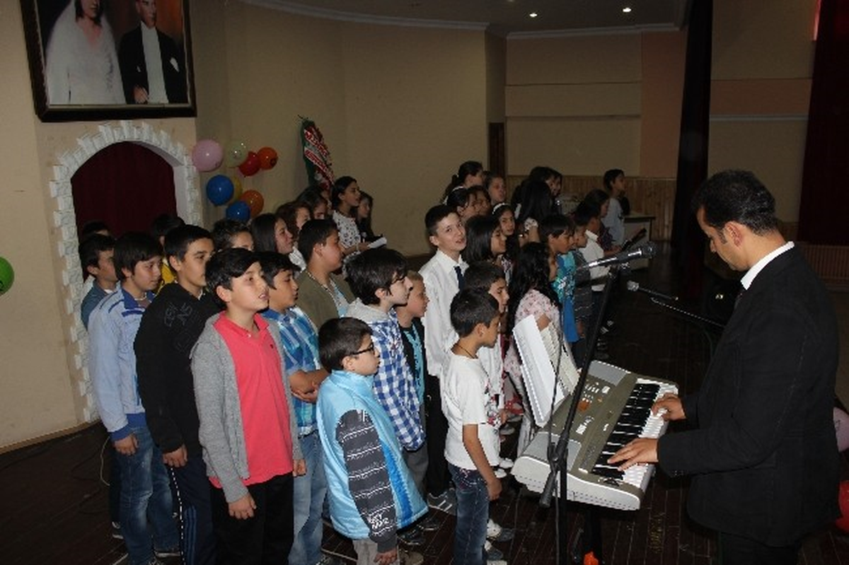 Şarkılar ve Türküler Eşliğinde Tatile Girdiler