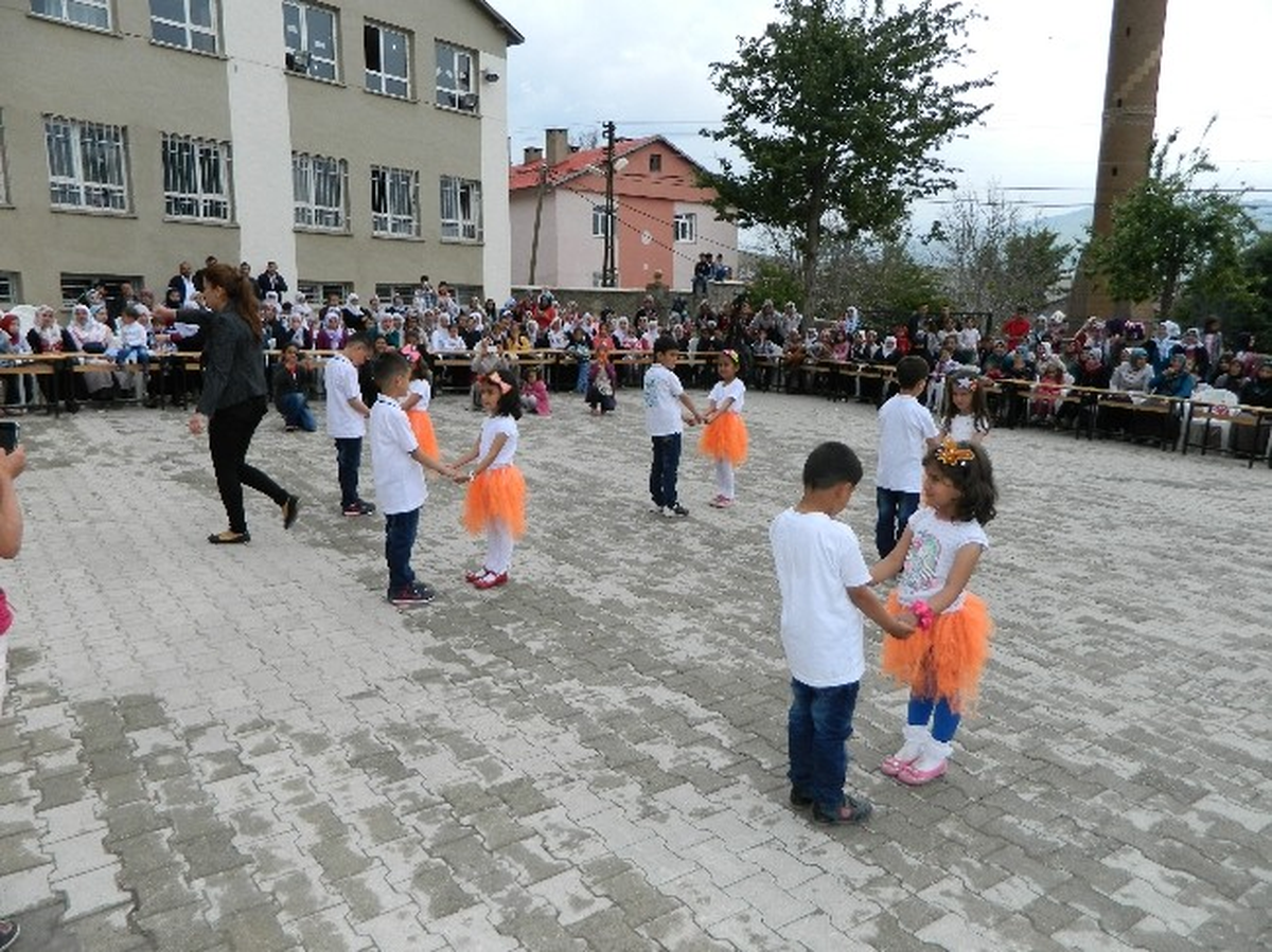 Tatvan\'da Öğrencilerden Karne Eğlencesi