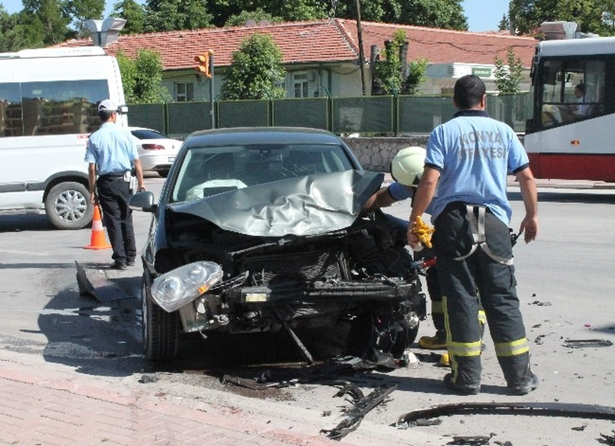Üç Otomobilin Karıştığı Kazada 2 Kişi Yaralandı