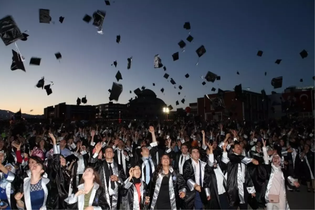 Adıyaman Üniversitesinde Mezuniyet Coşkusu