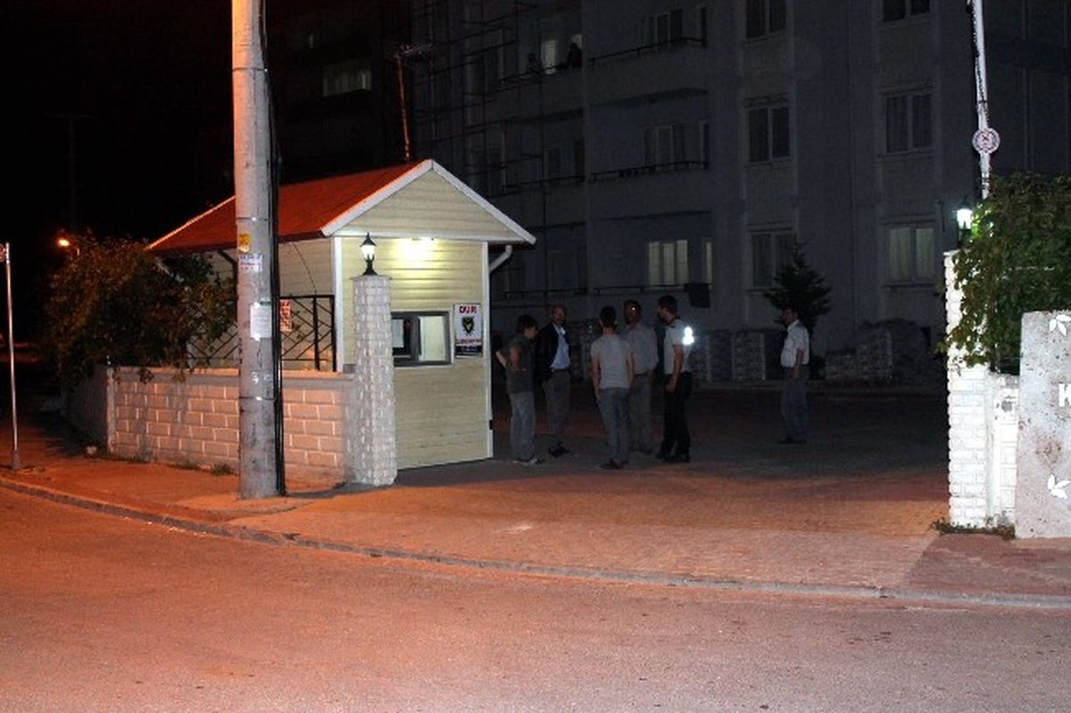 Ağabeyini Yaralayan Kişiyi Bıçakladı