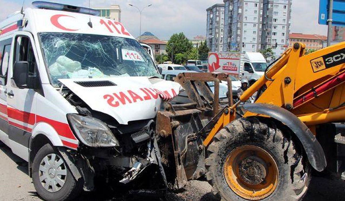 Maltepe\'de Ambulans İş Makinesine Çarptı: 4 Yaralı