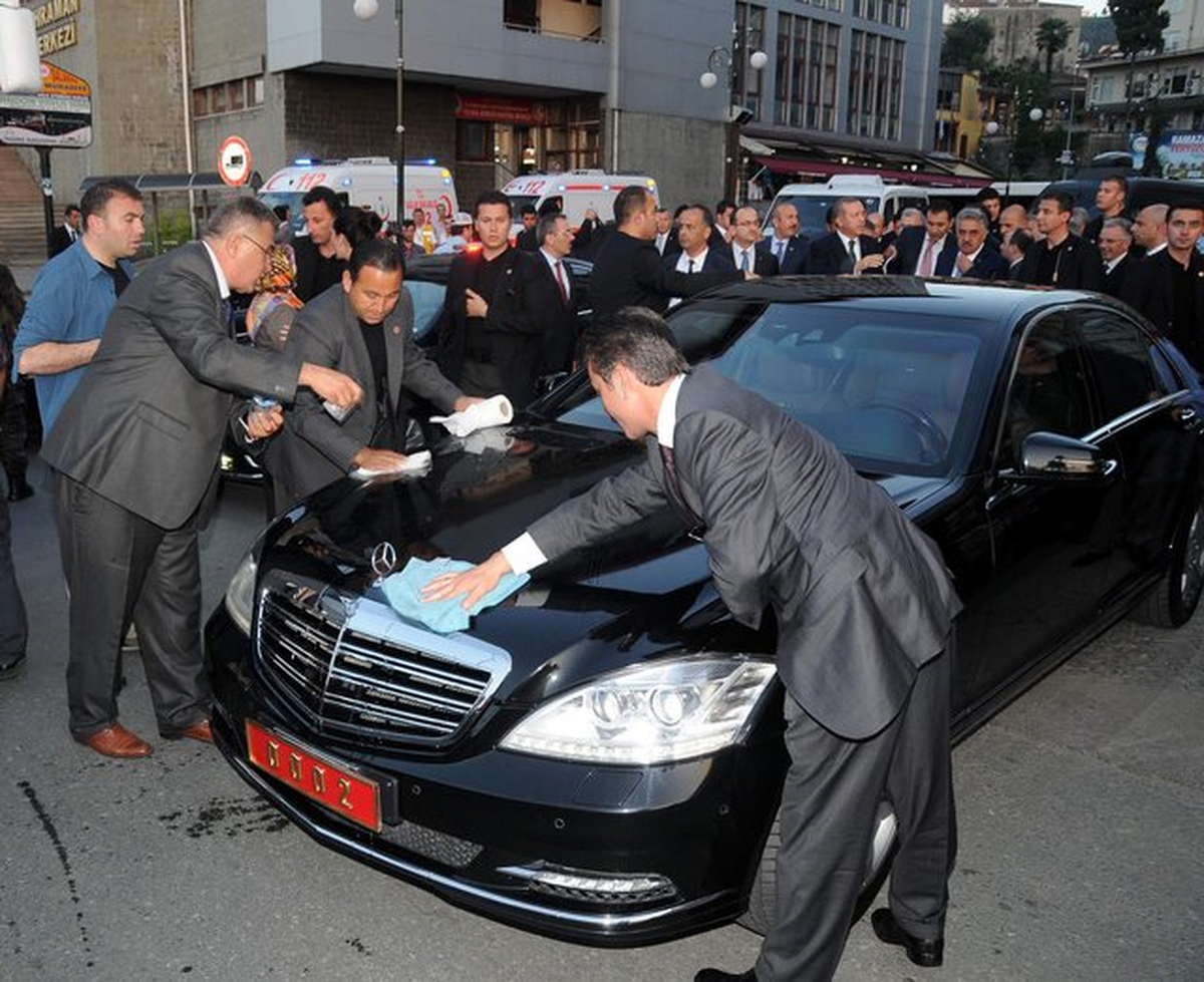 Başbakan'ın Aracına Kuş Pisleyince Korumalar Telaşlandı