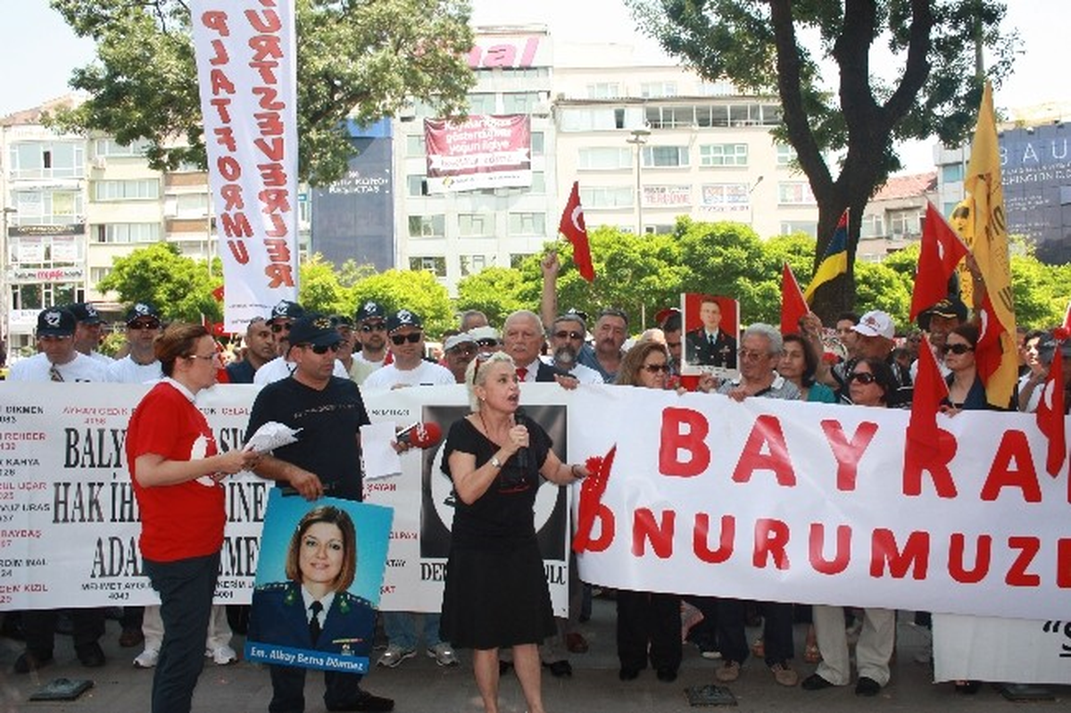 Bayrak İndirme Olayı "Sessiz Çığlık" Eylemiyle Protesto Edildi