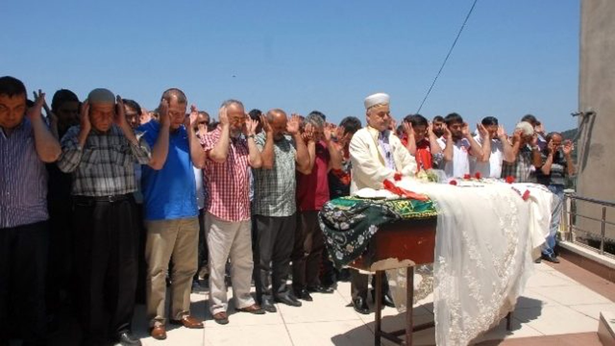 Minibüsün Altında Kalan Acil Tıp Teknisyeni Öldü