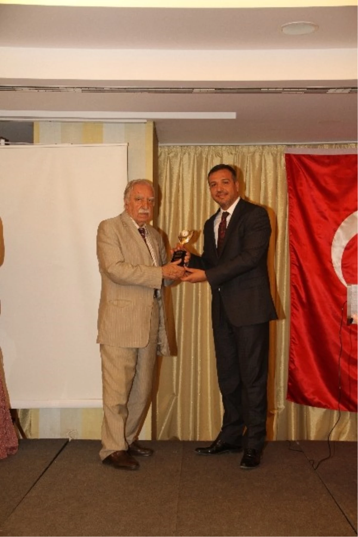 Doçent Doktor Kürşat Zorlu \'Türk Dünyası Hizmet Ödülü\' Aldı