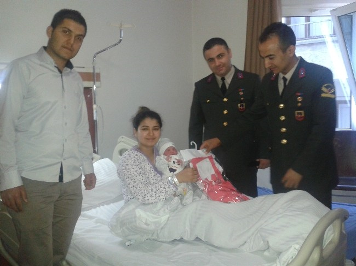 Jandarma Gününde Doğan Bebeklere Bebek Tulumu Hediye Edildi