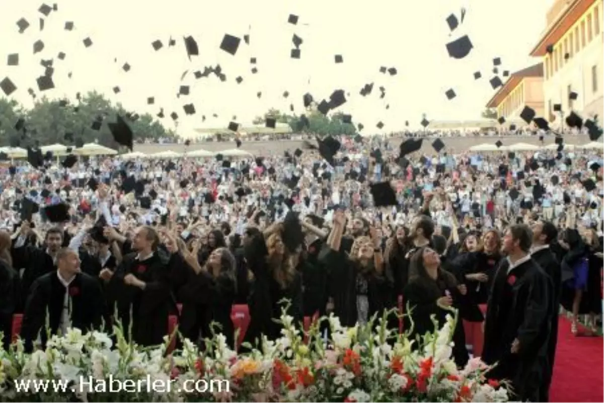 Koç Üniversitesi 20\'inci Yıl Mezunlarını Verdi