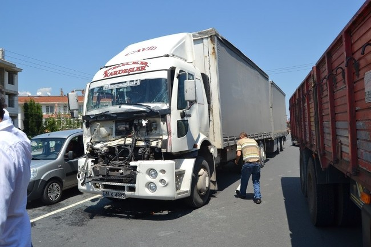 Kocaeli\'de Tatil Yolunda Kaza: İki Yaralı