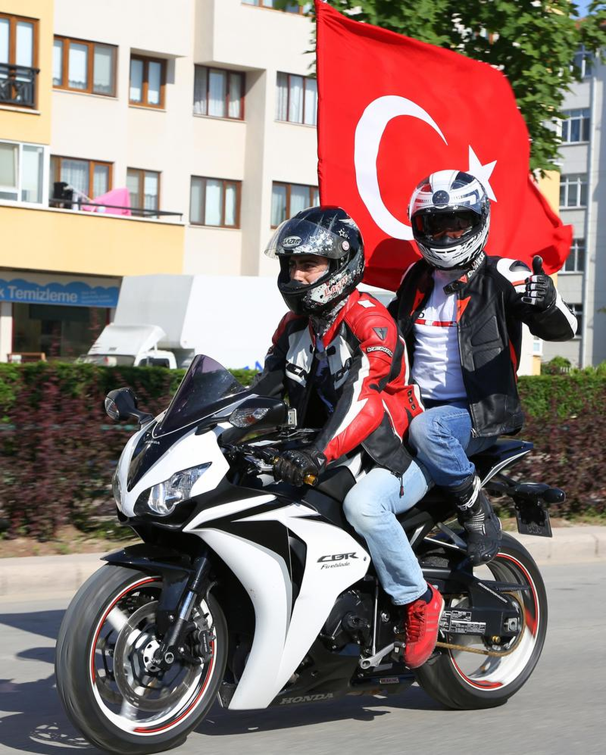 Motosiklet Tutkunlarından "Bayrağa Saygı" Korteji