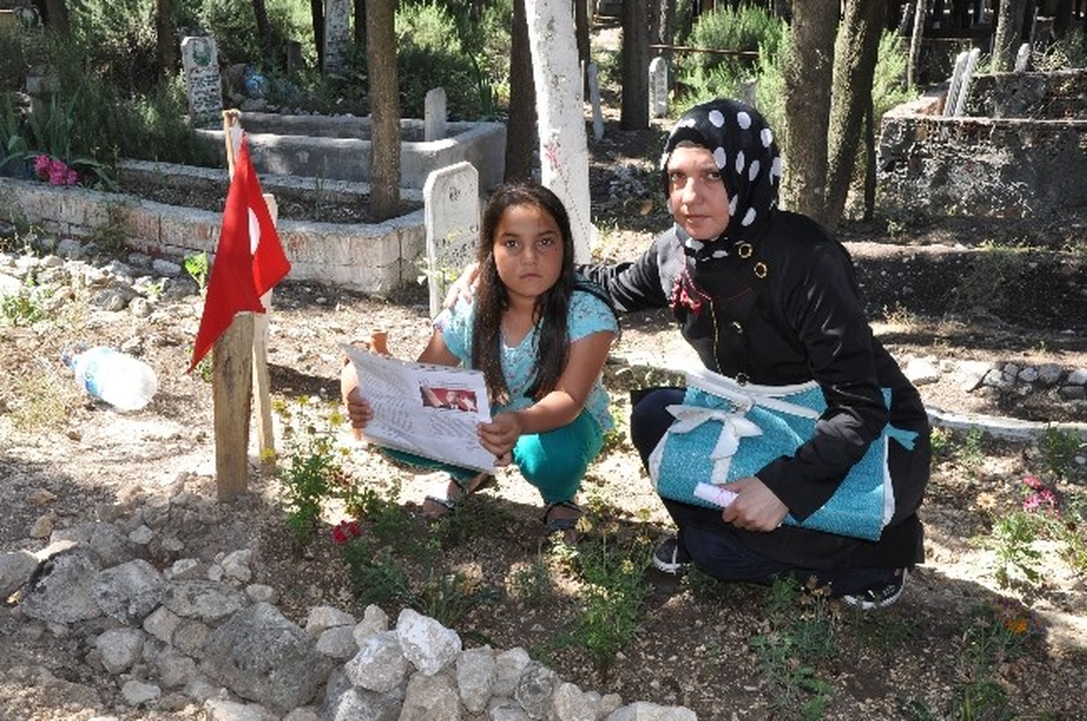 Küçük Esra Karnesini Aldı Babasının Mezarına Koştu