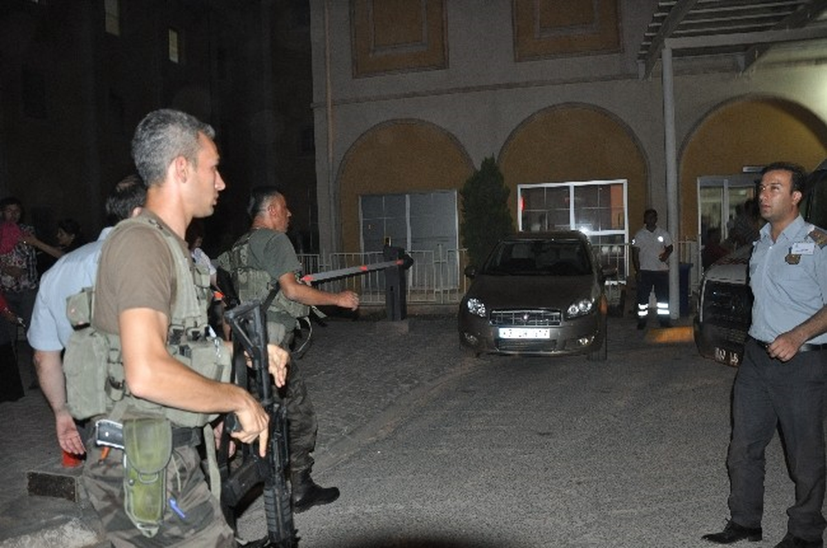 Özel Harekat\'a Saldırı: 1 Polis Ağır Yaralı