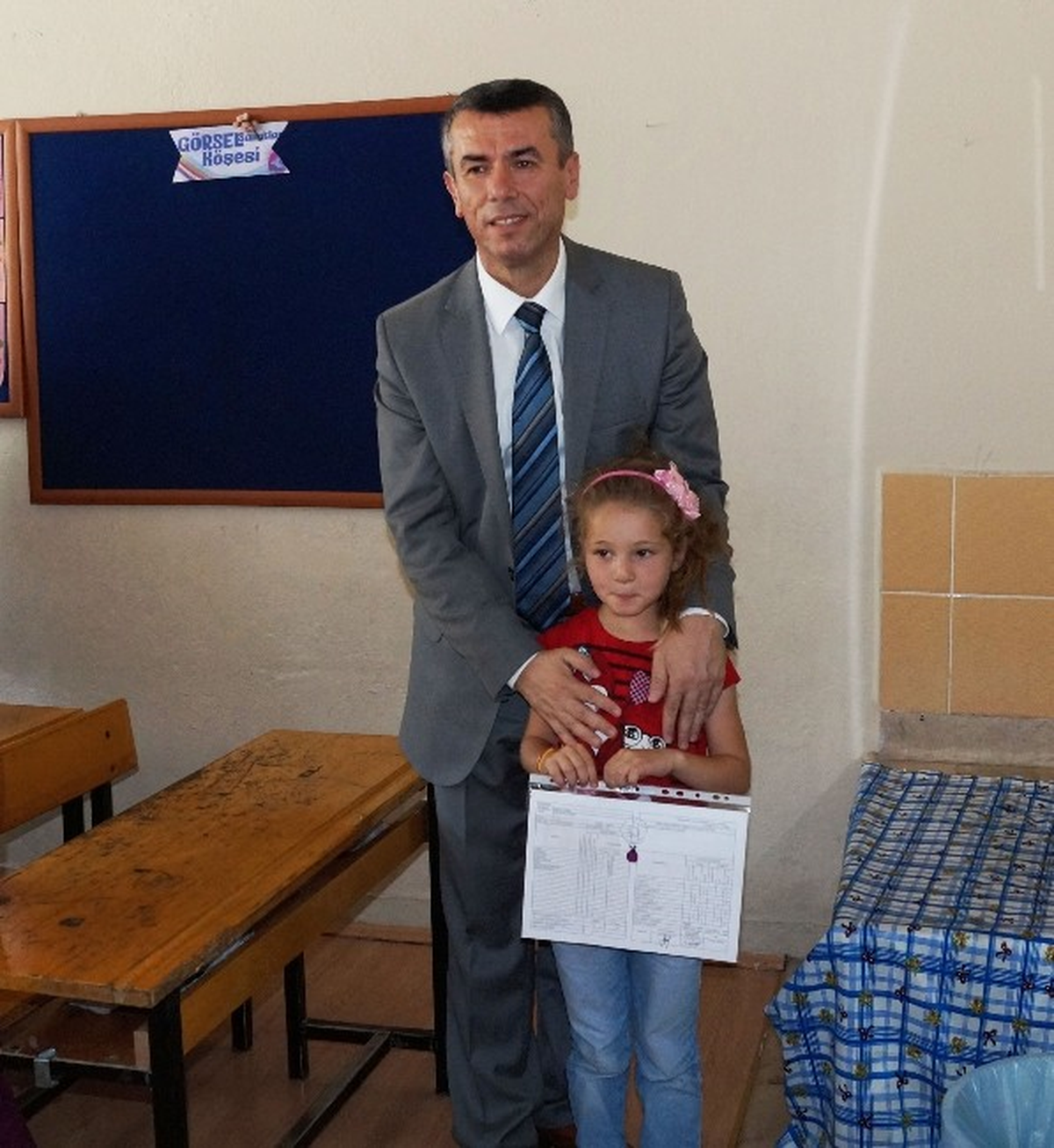 Şehit Madencinin Kızlarına Karne Hediyesi