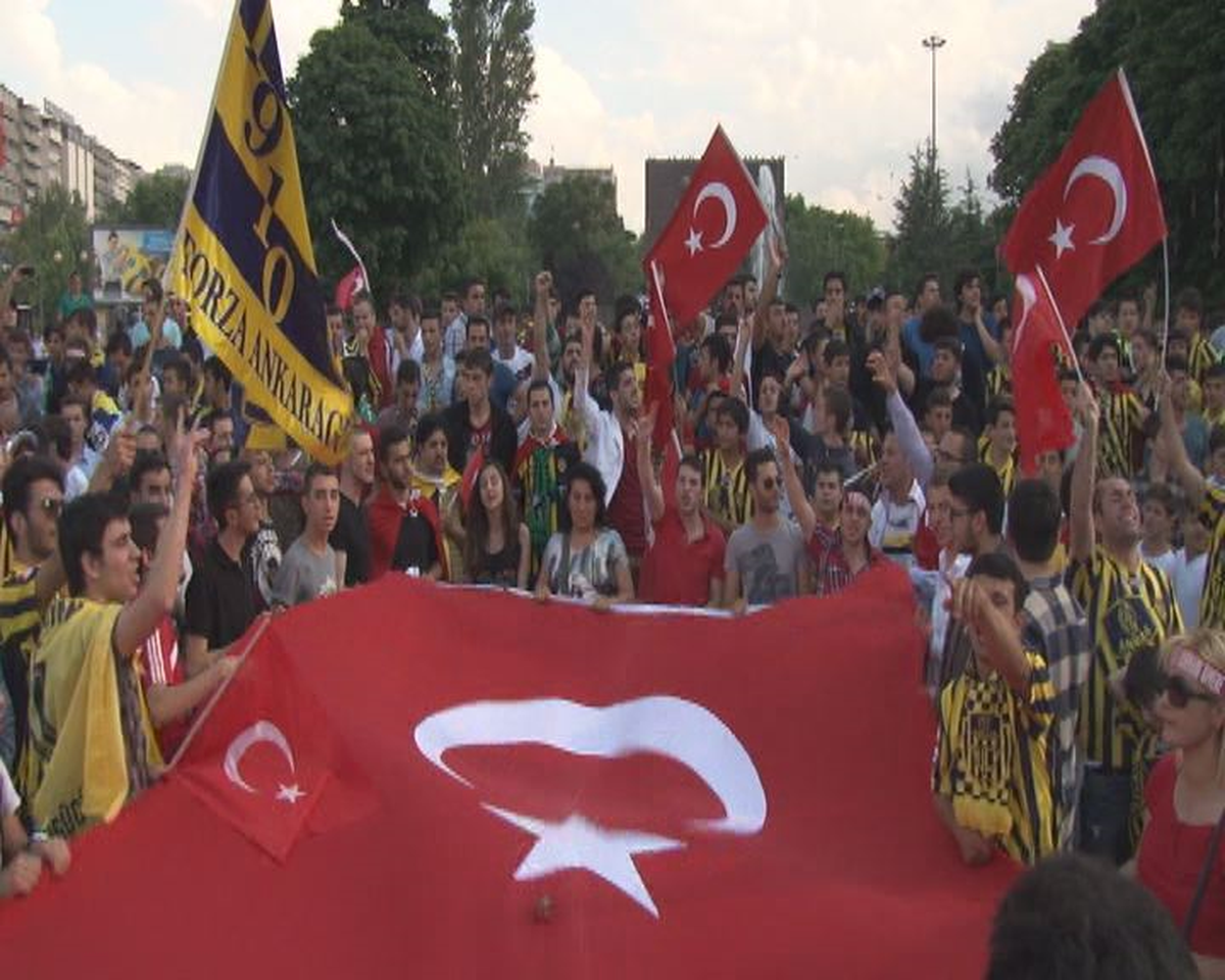 Ankaragücü Taraftarından Bayrak Protestosu