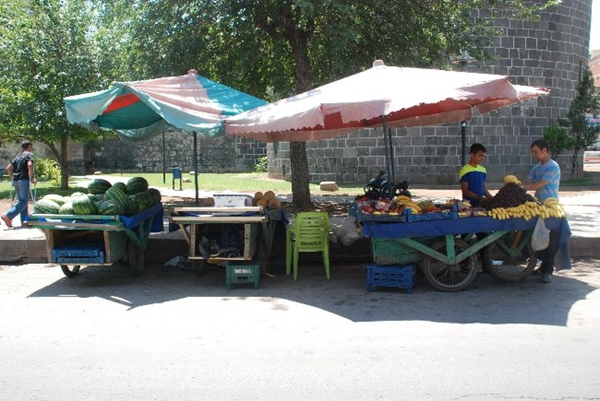Baba Mesleğini Yaparak Geçimini Sağlıyor