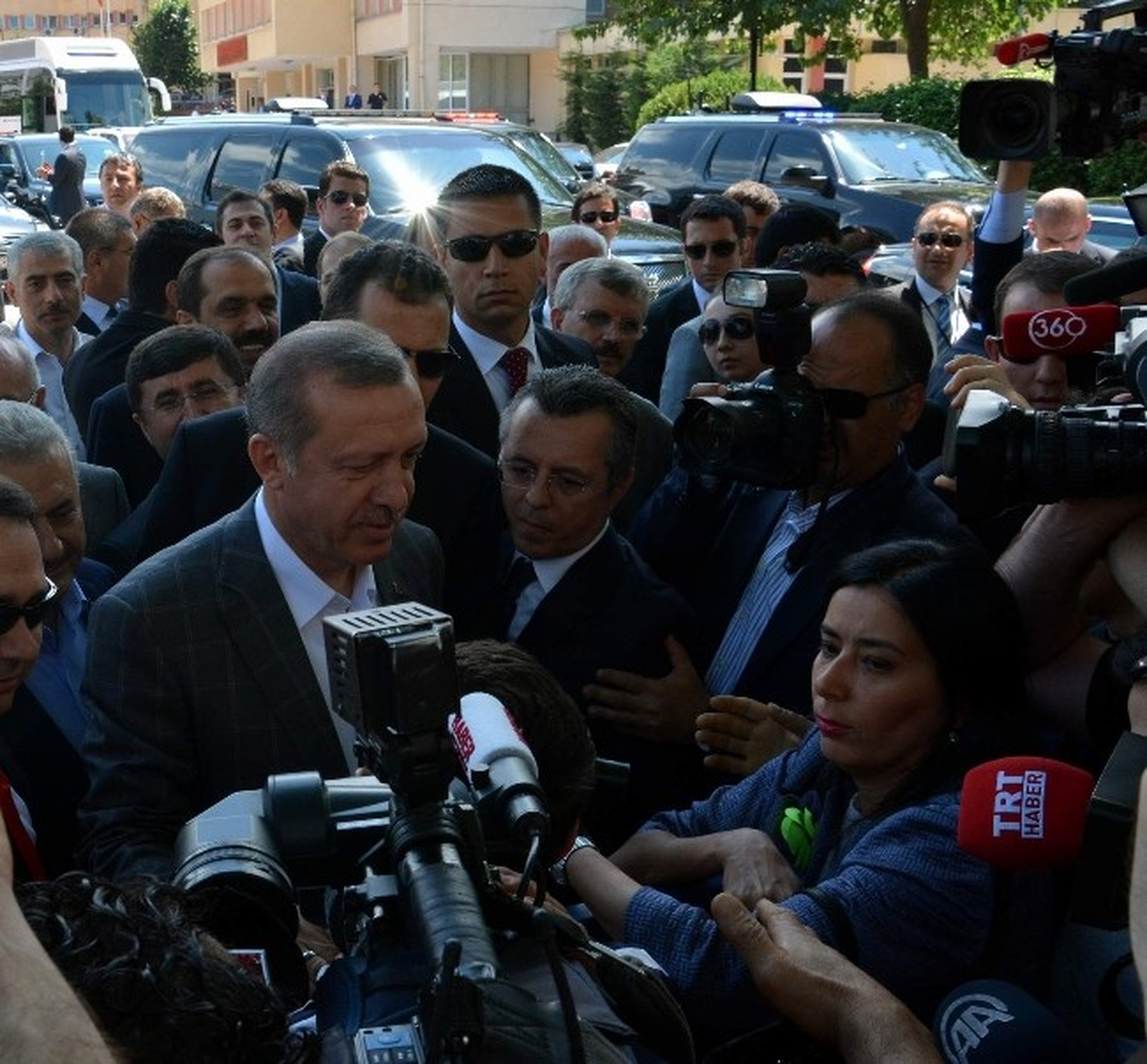 Başbakan Erdoğan, Trabzon Valiliği Çıkışında Basın Mensuplarının Sorularını Cevaplandırdı
