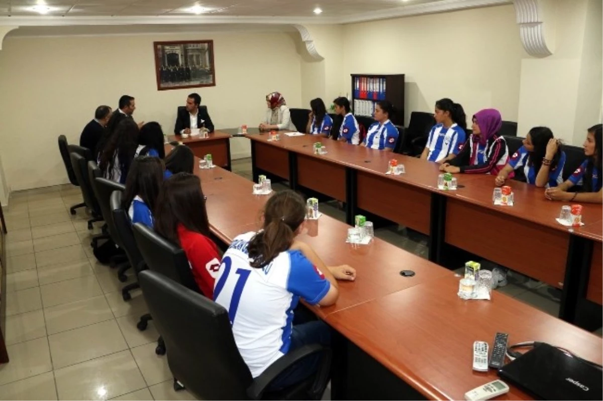Kız Futbol Takımı\'ndan Erzincan Tso\'ya Ziyaret