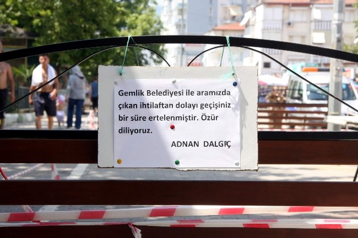 Arazisi Kaldırım Yapılınca Yolu Trafiğe Kapattı