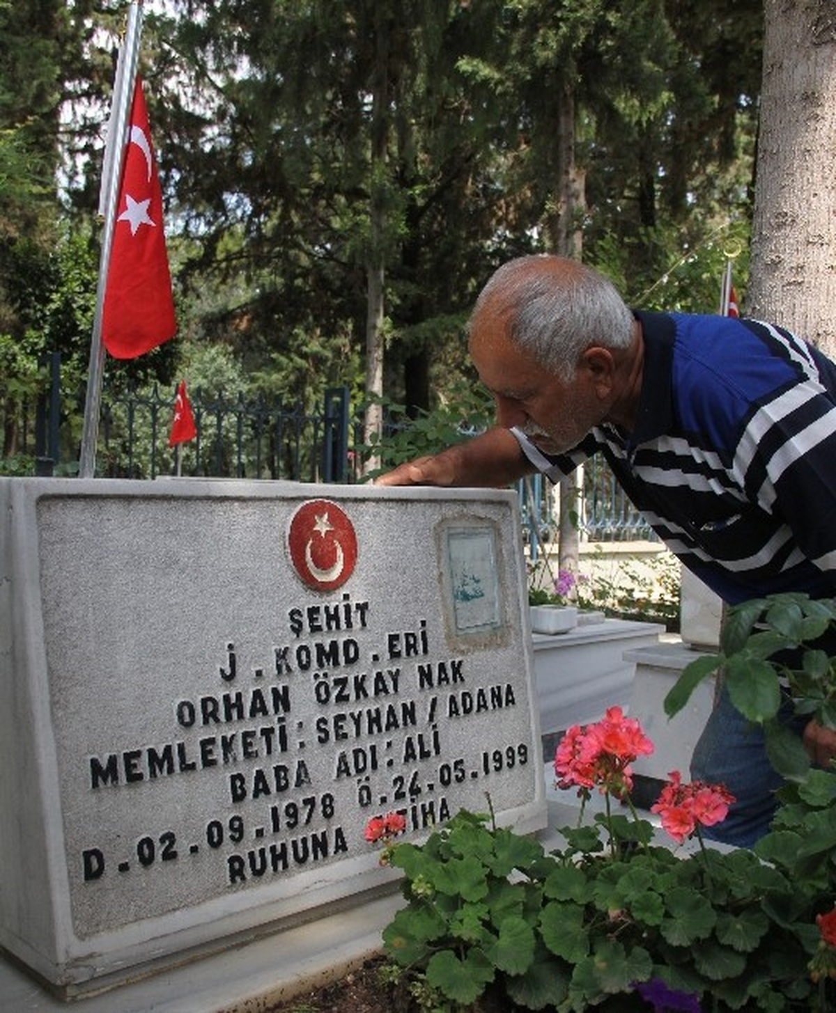 Şehit Babası: "Herkes Evladına Biz Taşlara Sarılıyoruz"
