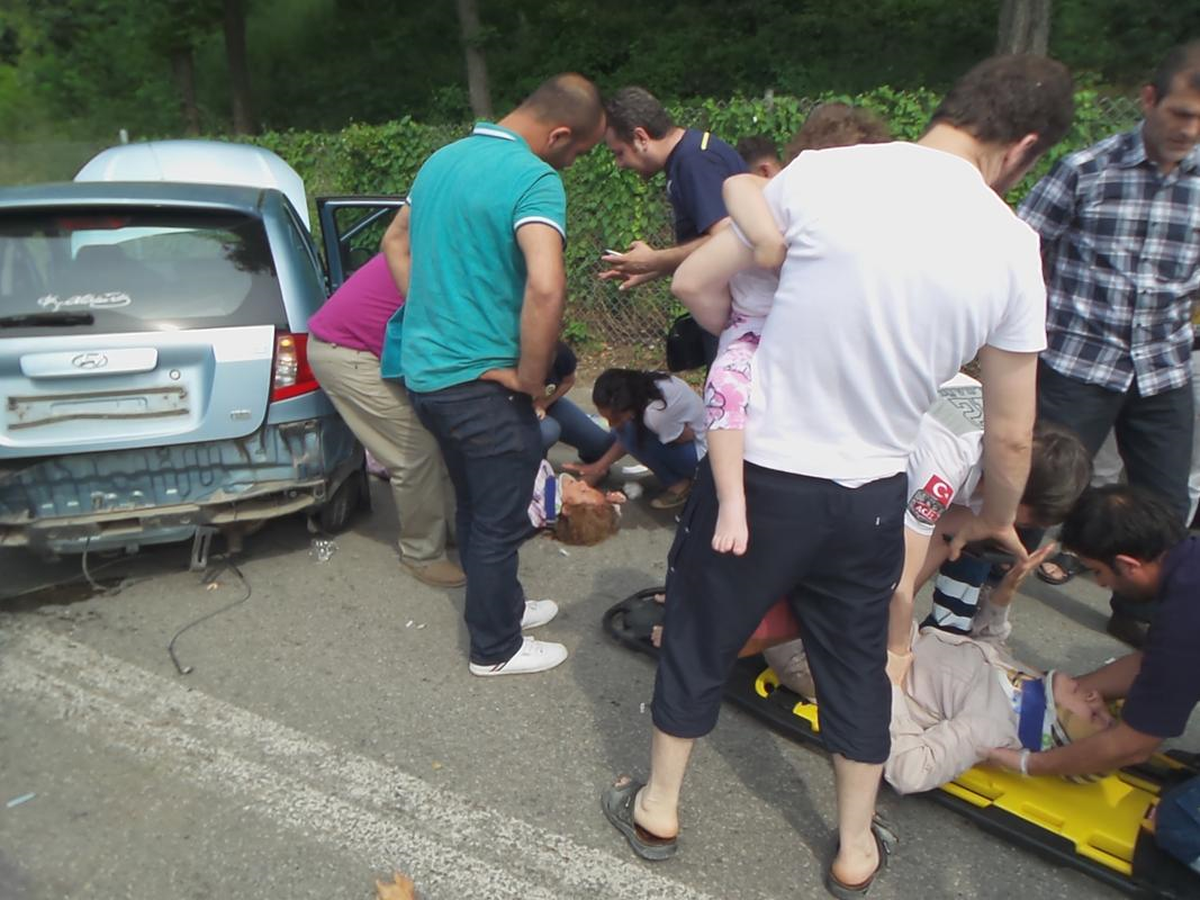 Sakarya\'da İki Otomobil Çarpıştı: 6 Yaralı