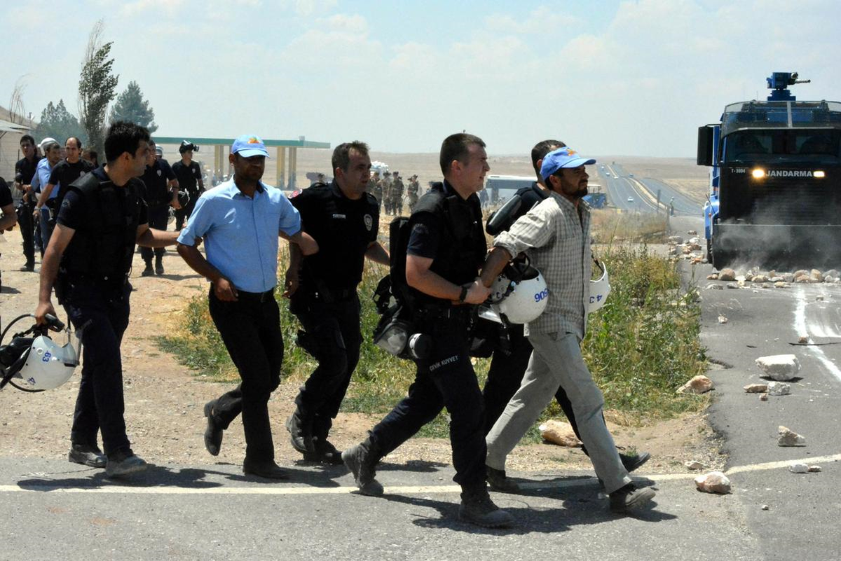 Yol Kapatan Protestoculara Müdahale: 25 Gözaltı