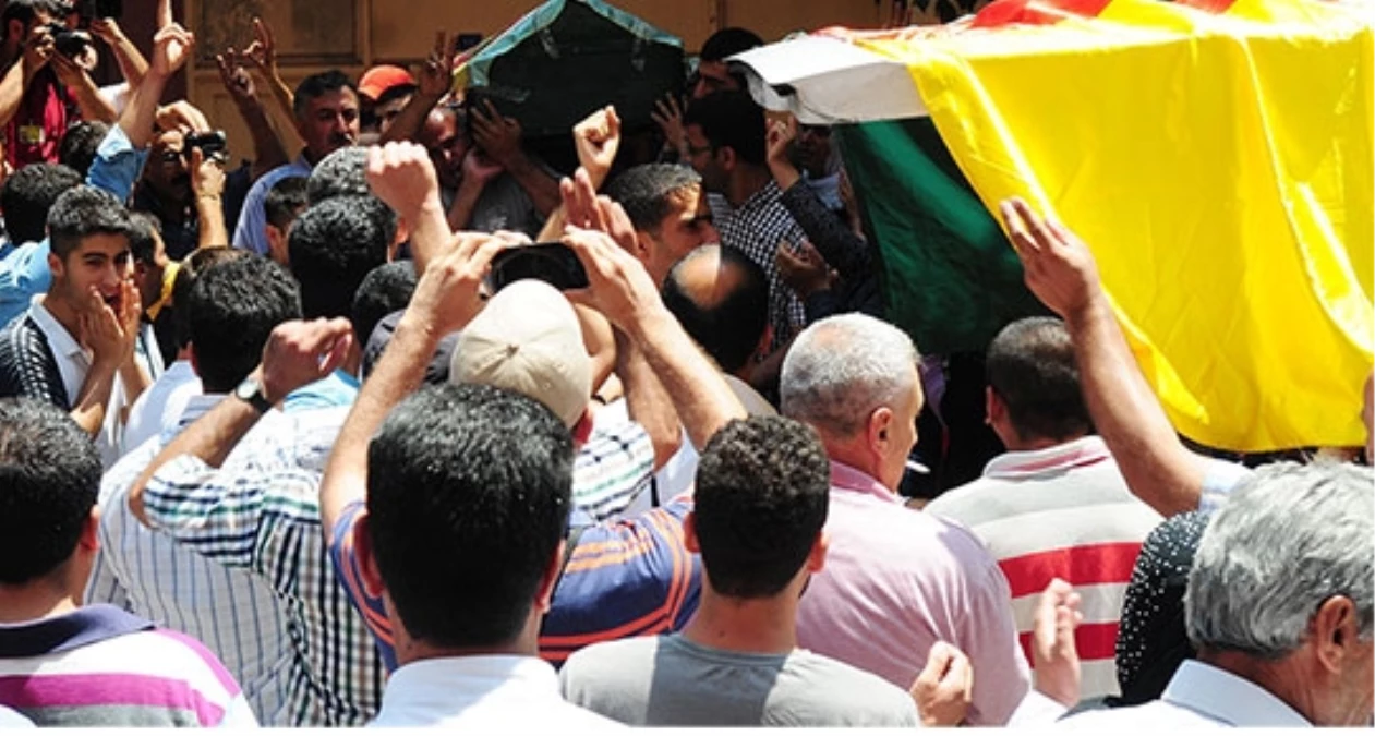 Adana\'daki Gösterilerde Ölen Aras\'ın Cenazesinde Gerginlik