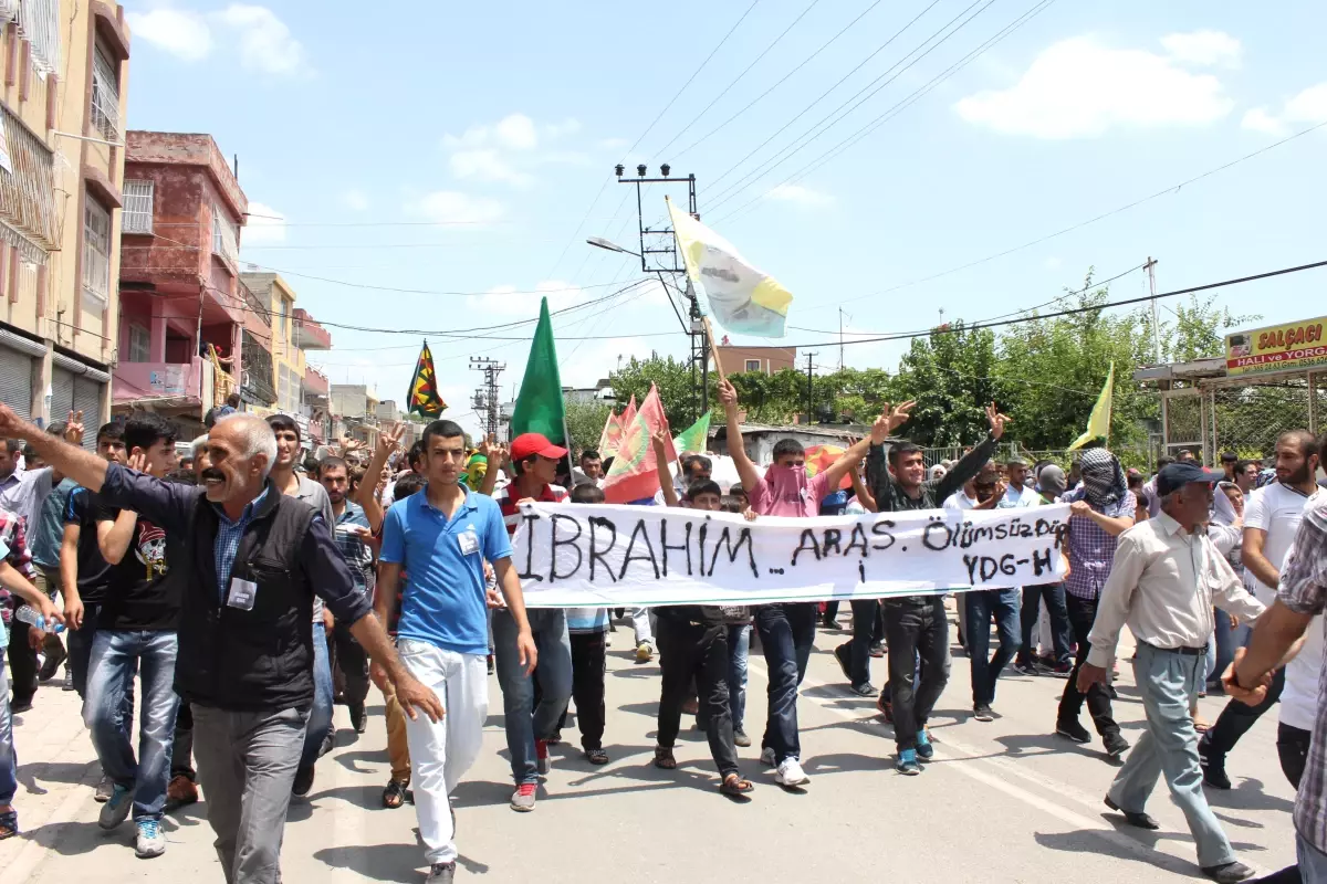 Lice Gösterisinde Ölen İbrahim Aras\'ın Cenazesinde Gerginlik