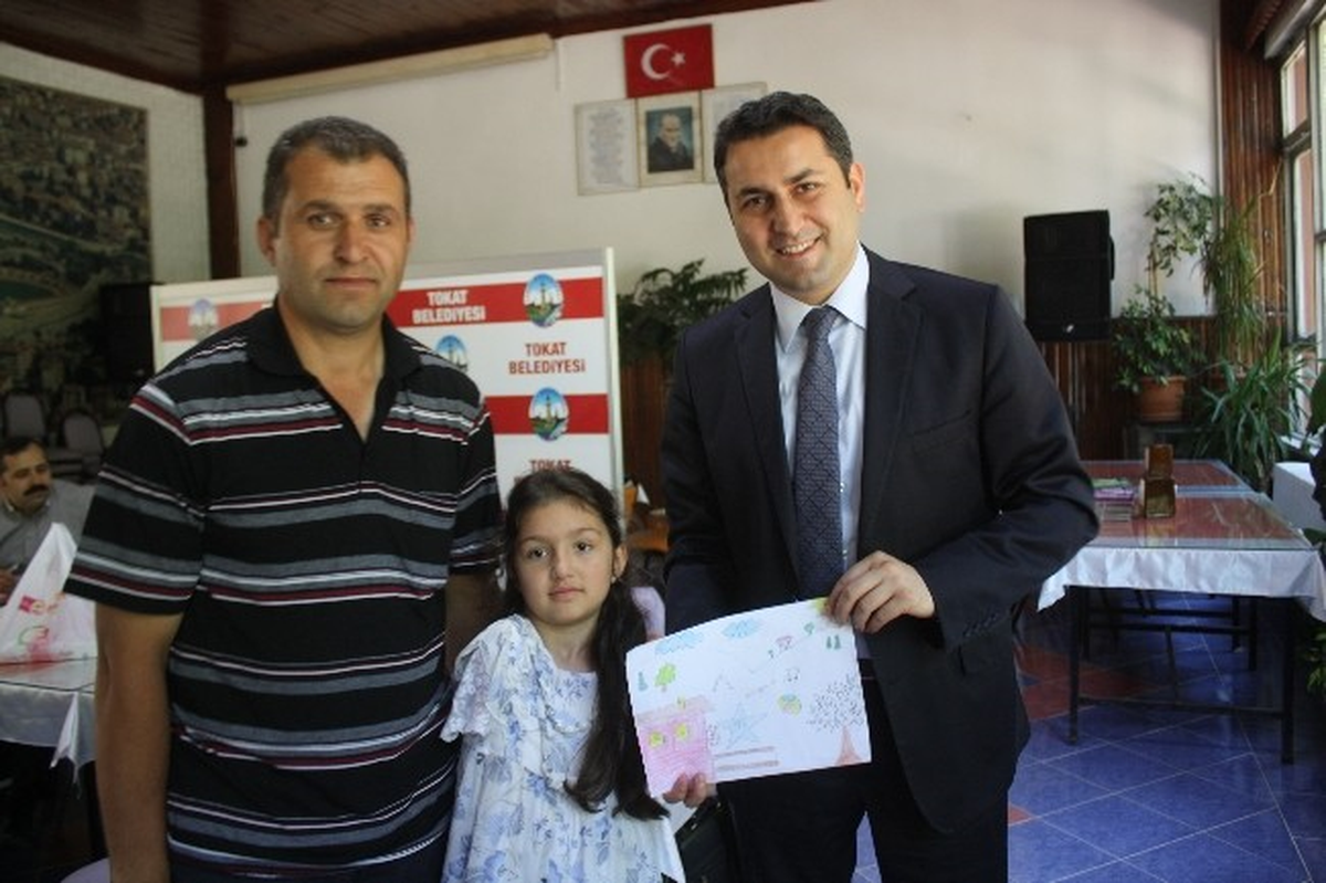 Ayakları ile Çizdiği Resmi Başkana Hediye Etti