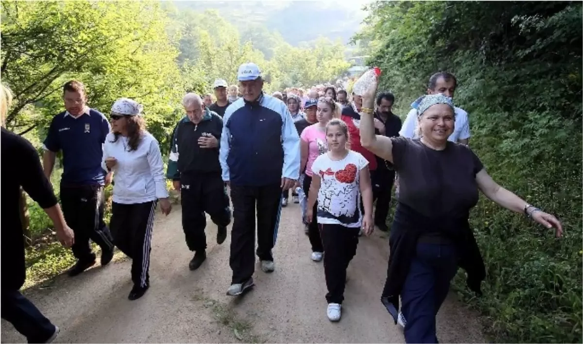 Bakan Işık Yuvacık\'ta Halkla Birlikte Yürüdü