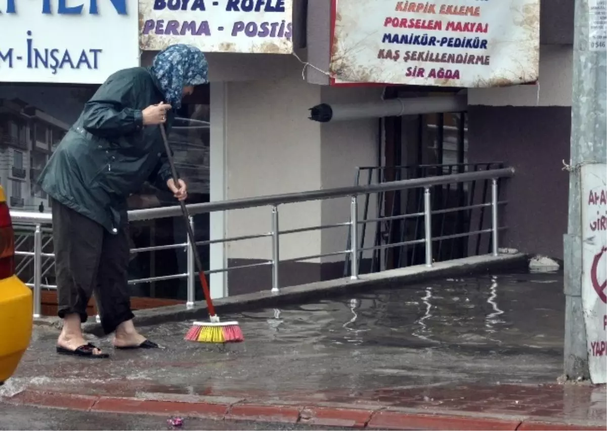 Bolu\'da Yarım Saat Süren Yağmur Su Baskınlarına Neden Oldu