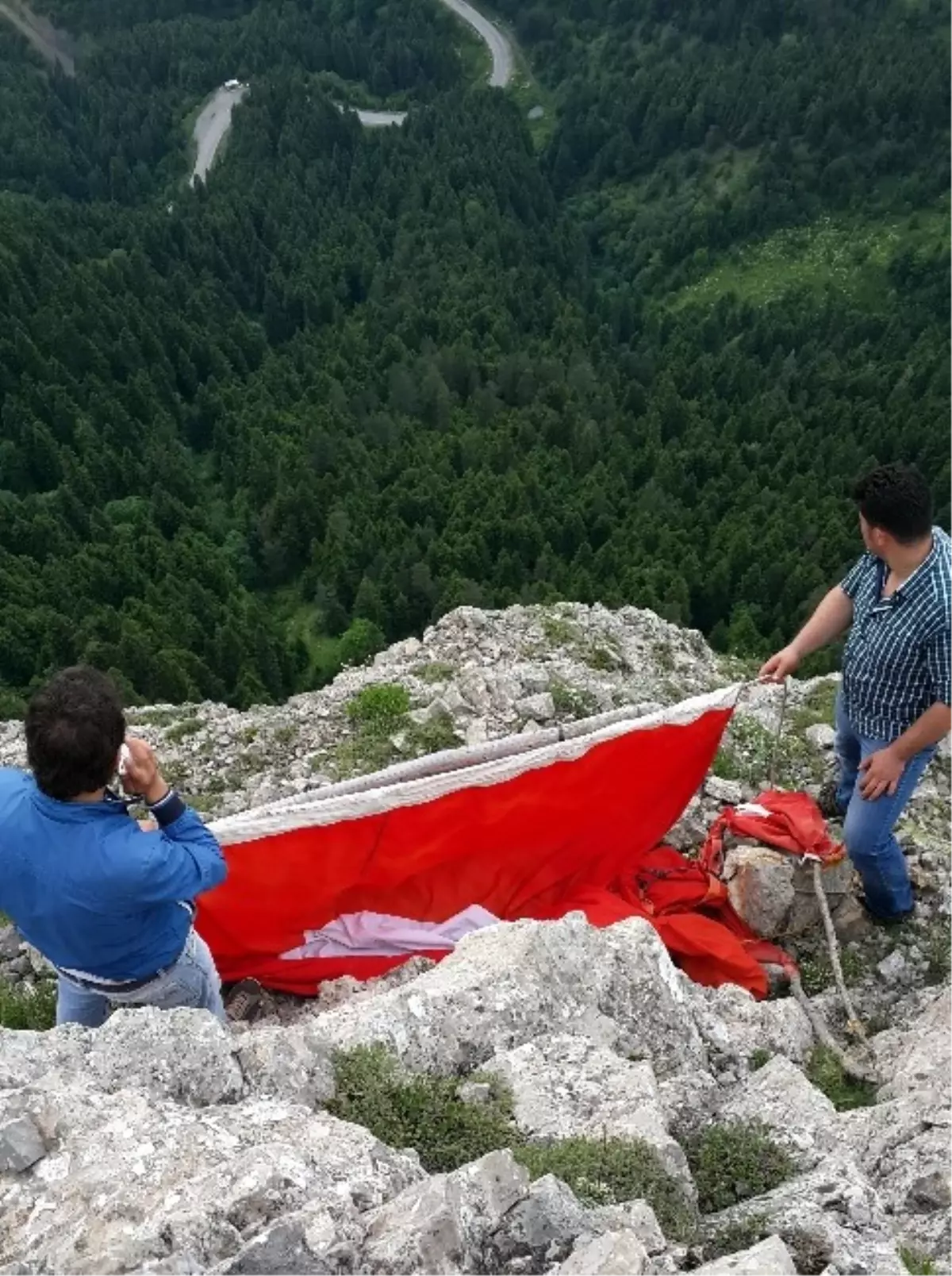 Bozkurtlu Gençlerin Bayrak Tepkisi Büyük Oldu