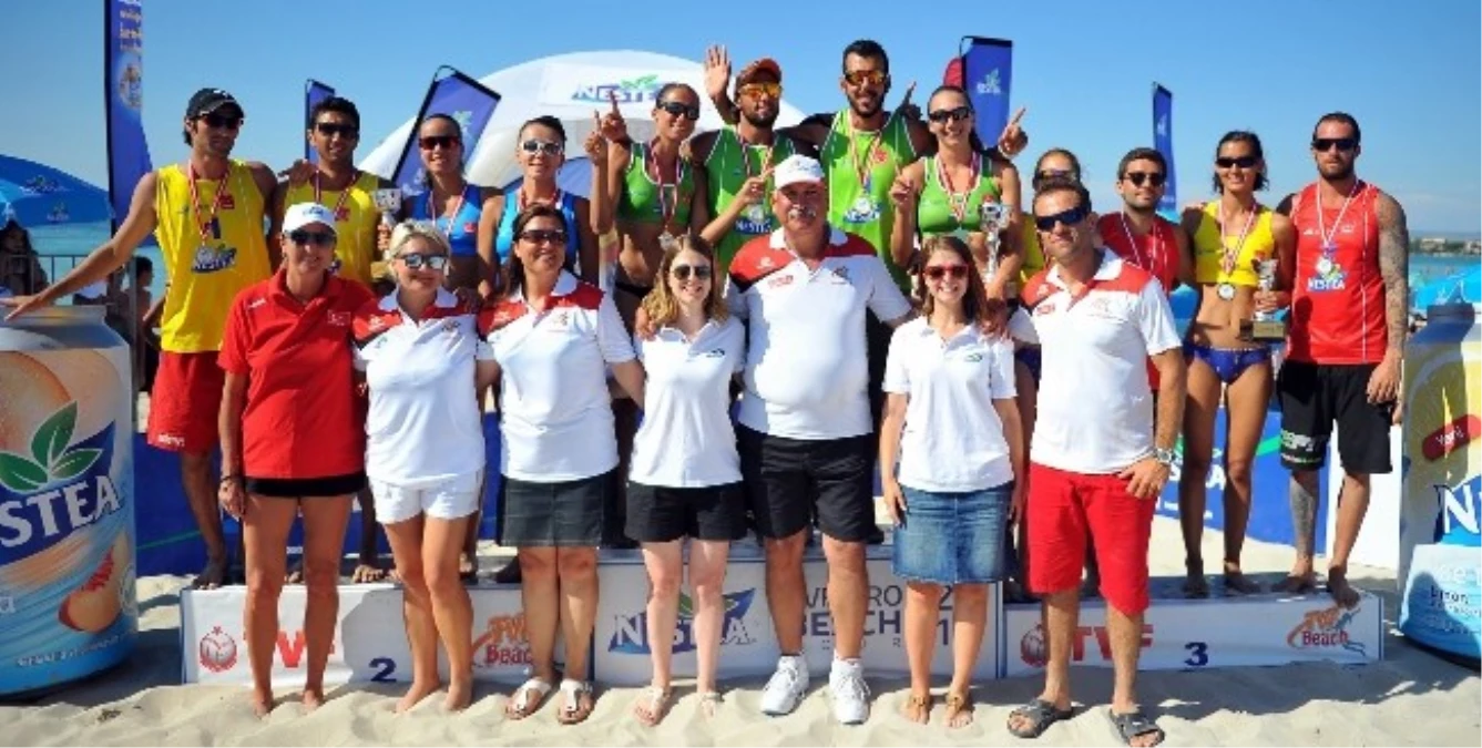 Çeşme\'de Beach Volley Turnuvası Sona Erdi