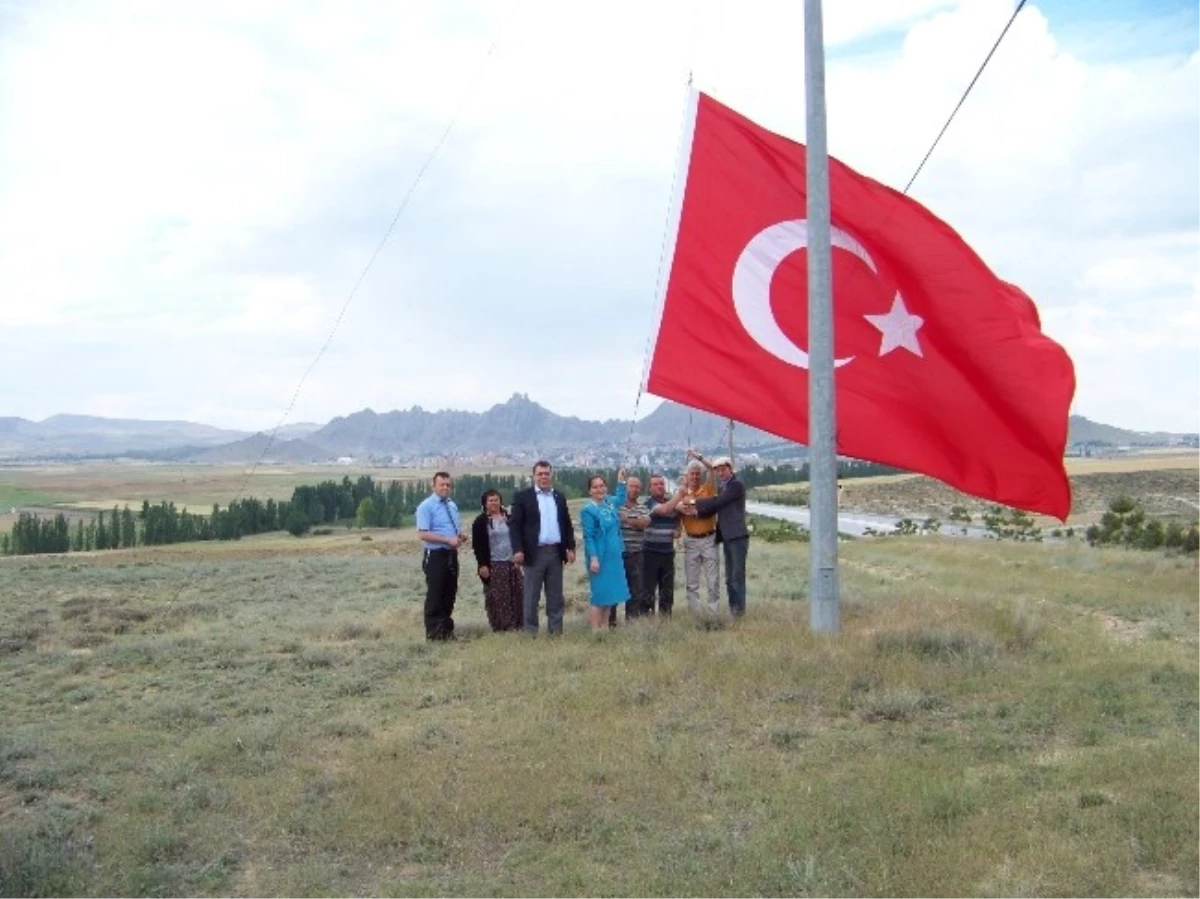 Dev Türk Bayrağı Göndere Çekildi