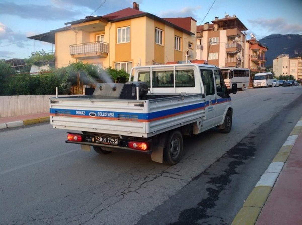 Honaz\'da Sinekler İçin İlaçlama Yapıldı