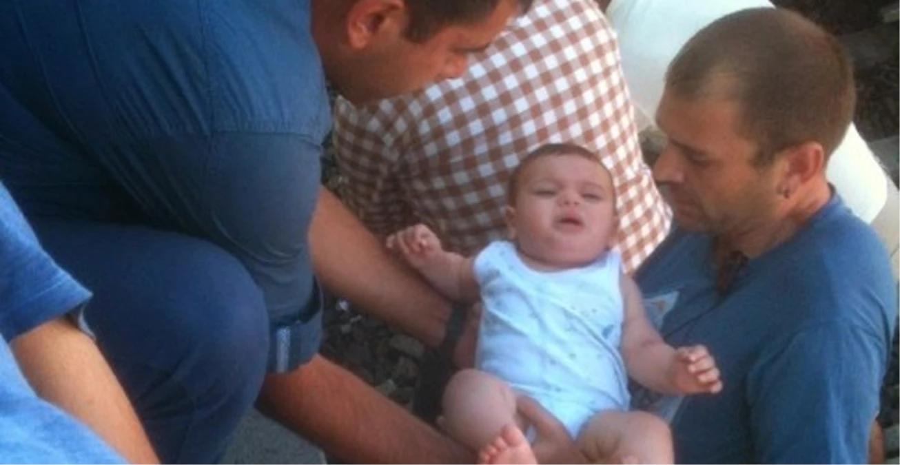 İzmir\'de 8 Aylık Bebek Rayların Üzerine Düştü