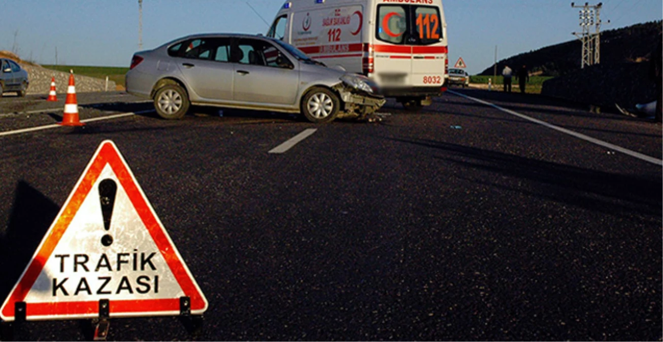 Karamanlı\'da 2 Otomobil Çarpıştı: 5 Ölü, 3 Yaralı