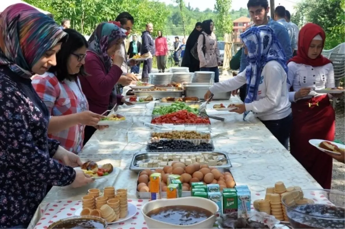 Kozcağız\'da Açık Büfe Kahvaltıya Yoğun İlgi