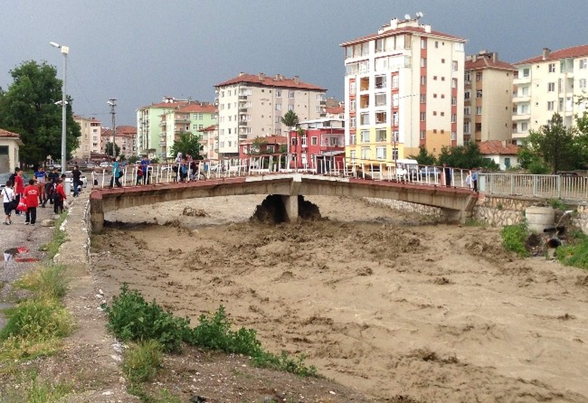 Çay Taştı, Karayolu Trafiğe Kapandı