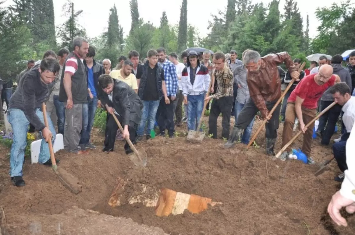 Çöp Kamyonunun Altında Kalan Temizlik İşçisi Toprağa Verildi