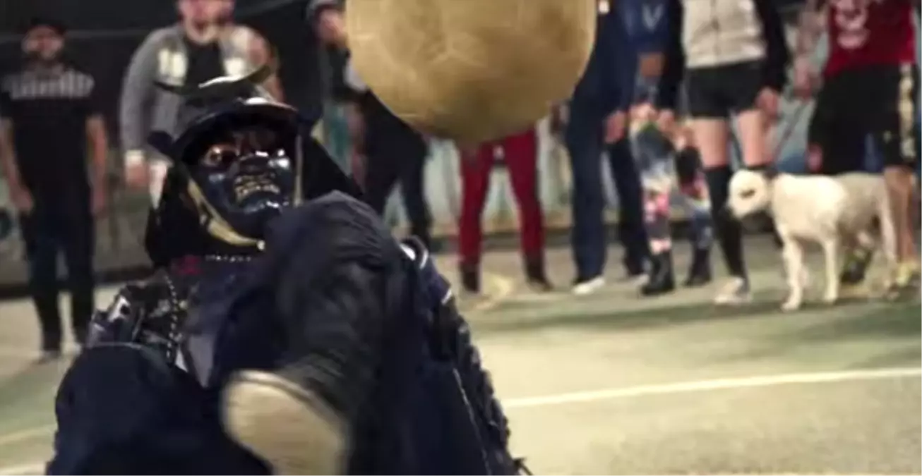 Samuray Savaşçısı Brezilya Sokaklarında Futbol Şov Yaptı