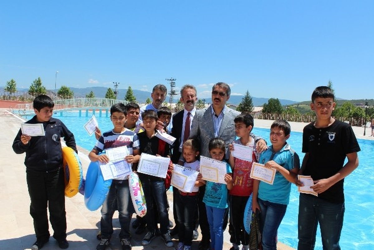 Turhal\'da Tatile Giren Başarılı Öğrencilere Havuz Ödülü