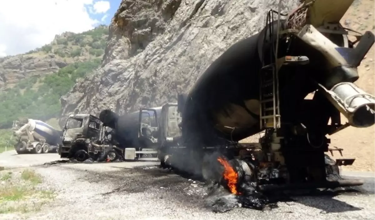 Tunceli\'de 5 Araç Yakıldı, 2 Sürücü Kaçırıldı