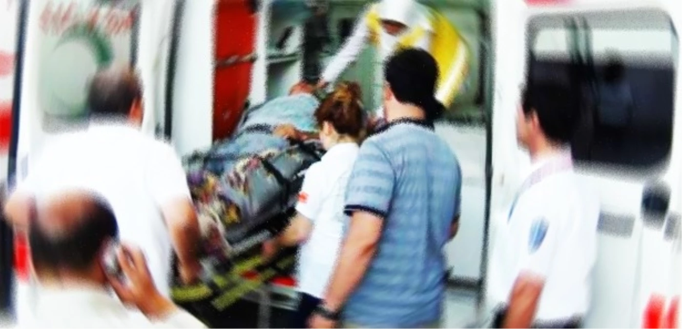 Antalya\'da Minibüs İle Otomobil Çarpıştı: 9 Yaralı