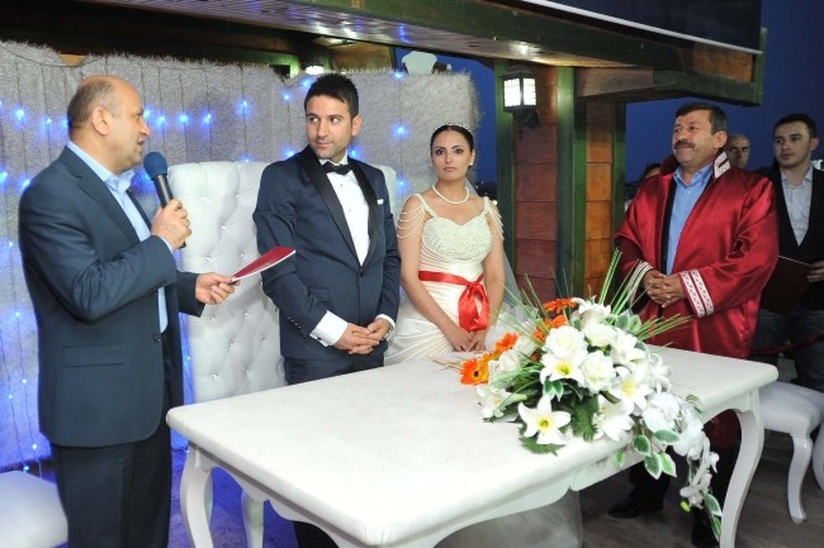 Bakan Işık Darıca\'da Nikah Şahidi Oldu