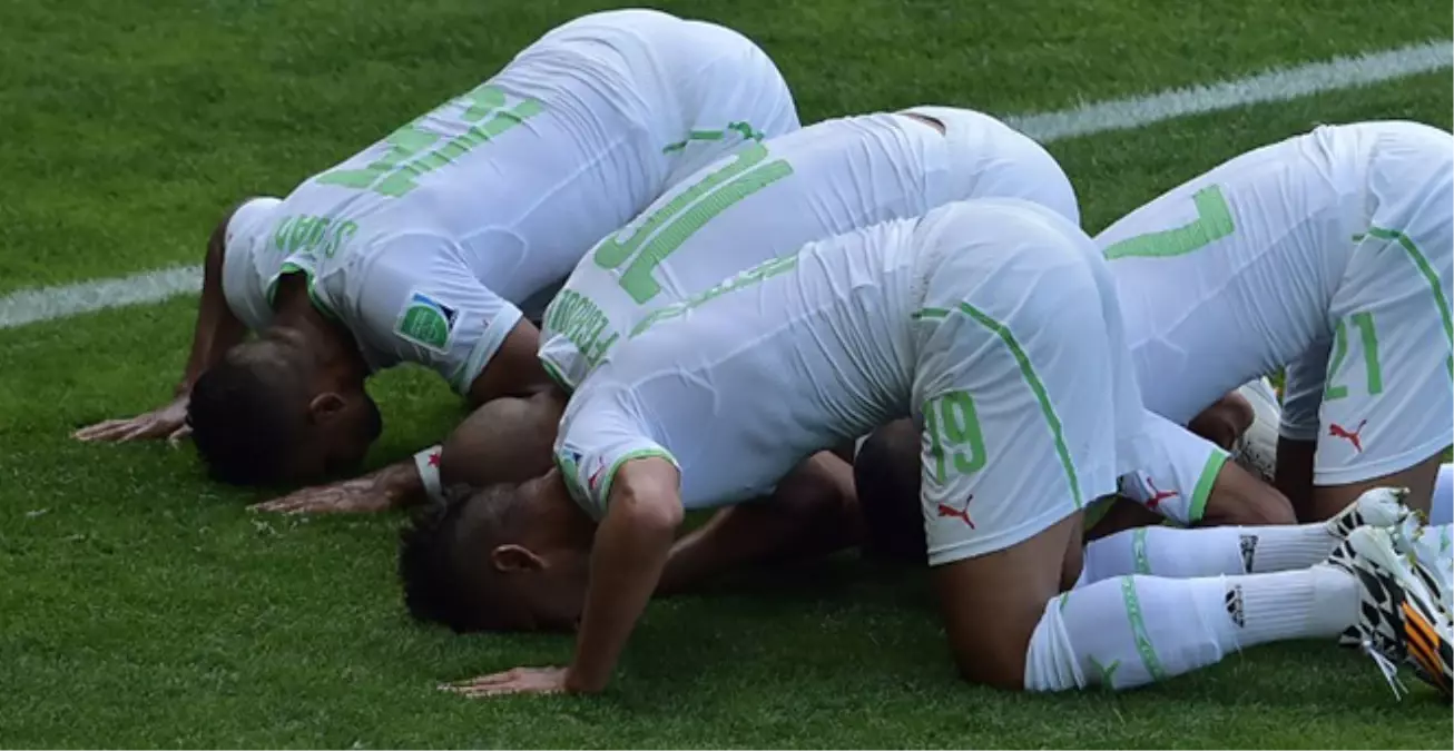 Cezayirli Futbolcular, Golden Sonra Secdeye Kapandı