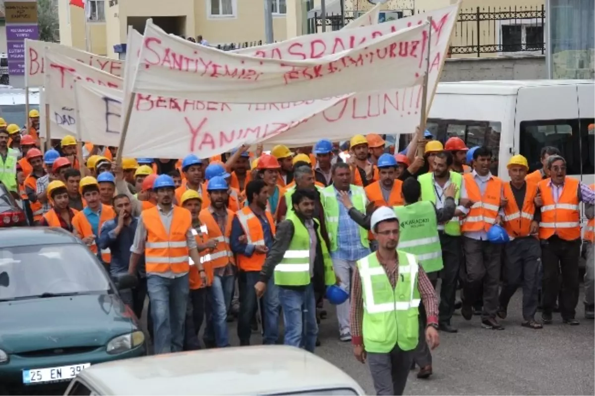 Erzurum\'da İnşaat İşçileri Protestoda Bulunarak Belediye Önüne Kadar Yürüyüş Yaptı