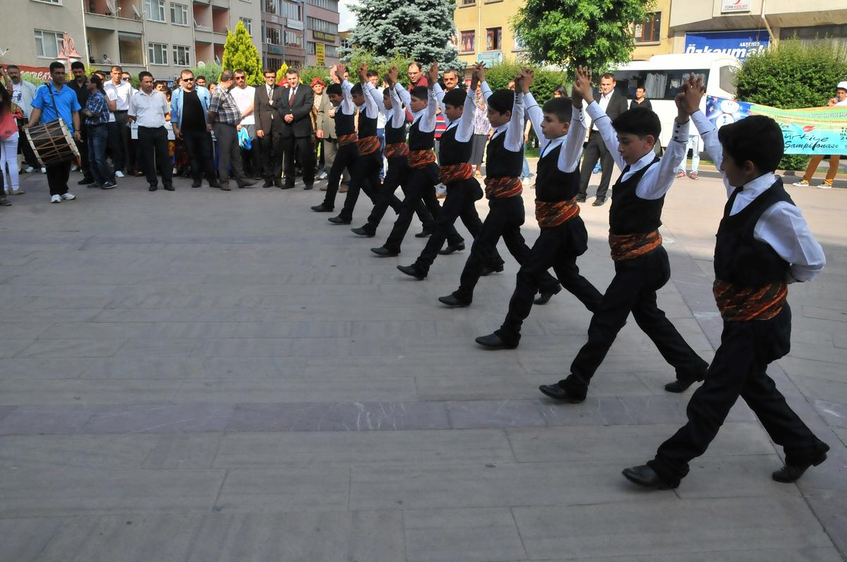 Halk Oyunları Minikler Türkiye Şampiyonası Akşehir\'de Başladı