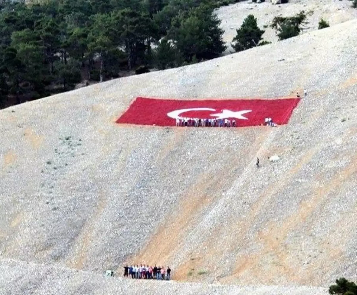 Honaz Dağı\'na Dev Türk Bayrağı