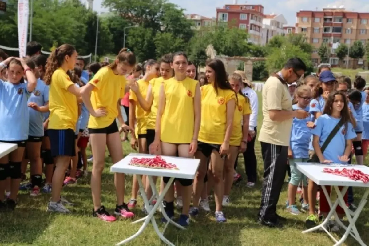 Kırklareli\'de Mini Voleybol Şenliği Coşkuyla Kutlandı