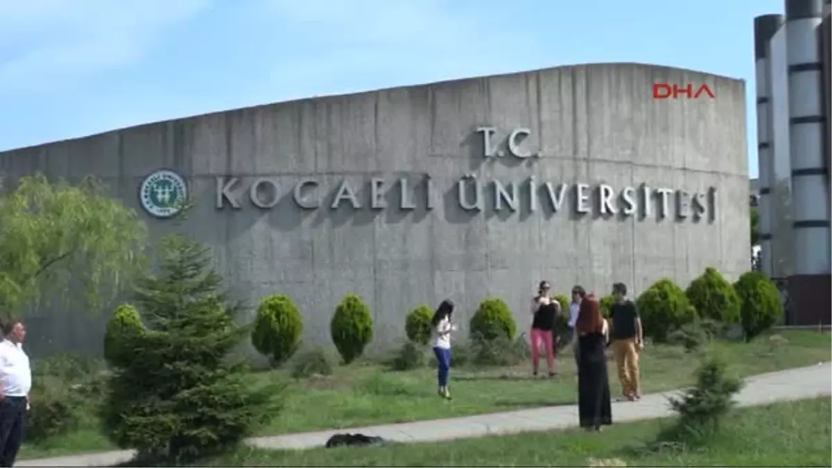 Kocaeli Üniversitesi\'nde Türk ve Türkmen Bayraklarıyla Yürüyüş